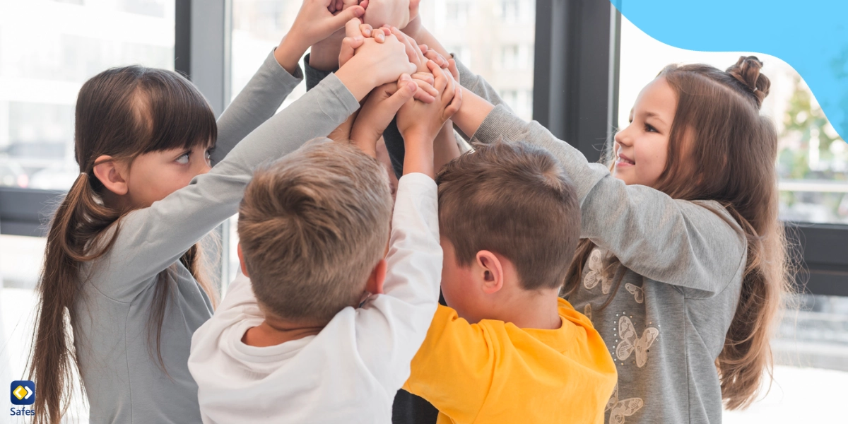 Kinder lachen als Team vereint