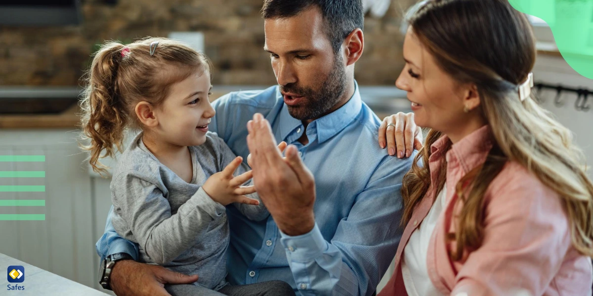 Eine dreiköpfige Familie bespricht gemeinsam ihre Urlaubspläne.