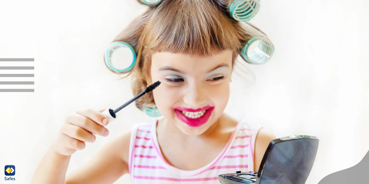 Kleines Mädchen macht sich mit Make-up hässlich statt schön