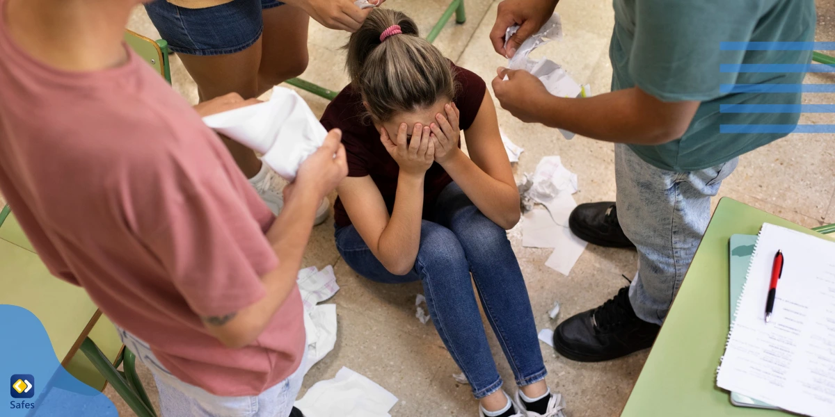 ein Haufen Schüler, die sich gegenseitig necken und schikanieren