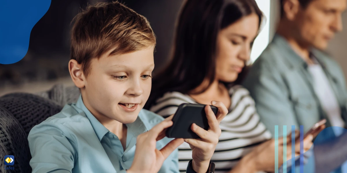 Kind spielt mit dem Handy und Eltern überwachen seine Aktivitäten über eine Kindersicherungs-App