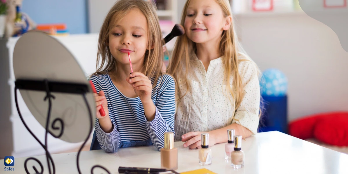 kleine Mädchen, die wahrscheinlich vom Sephora-Kids-Phänomen inspiriert sind, tragen Make-up auf