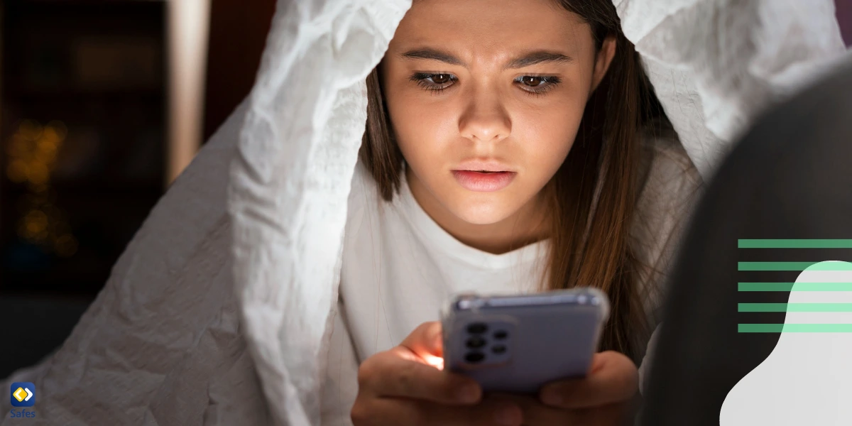 [Ein Teenager-Mädchen, das ängstlich auf den Telefonbildschirm starrt