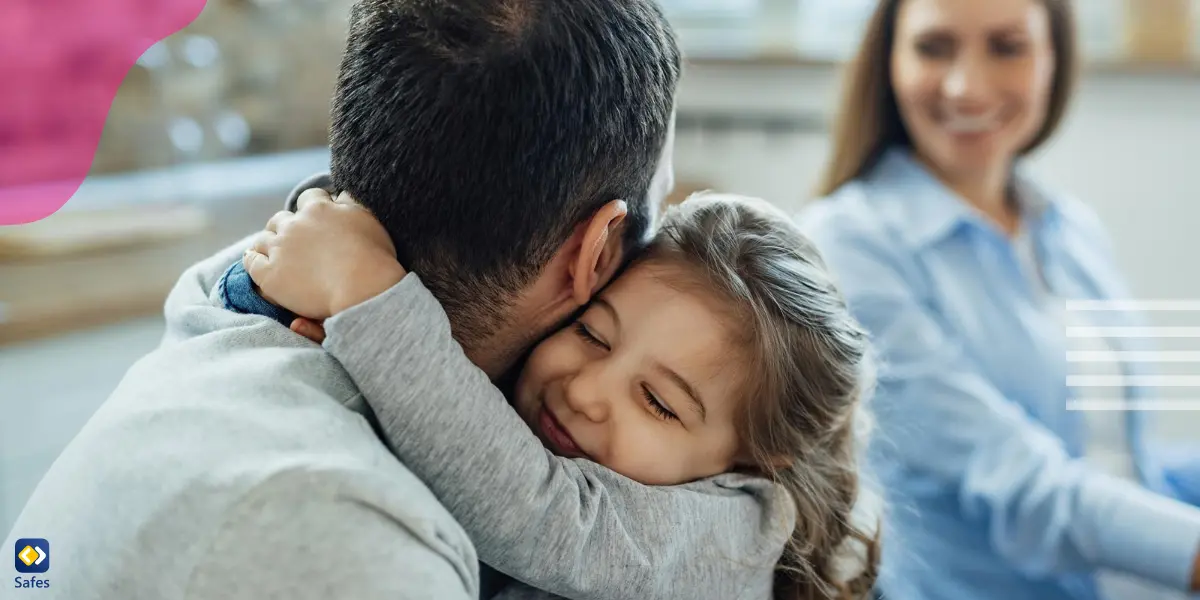 ein junges Mädchen umarmt ihren Vater, während die Mutter sie anlächelt