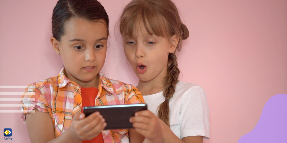 zwei Mädchen, die Die Sims 4 spielen und schockiert sind über die unangemessenen Inhalte, die sie darin sehen
