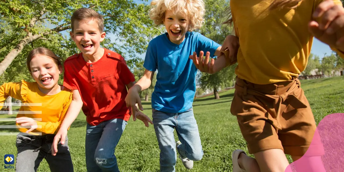 zwei Jungen und ein Mädchen pflanzen einen Garten