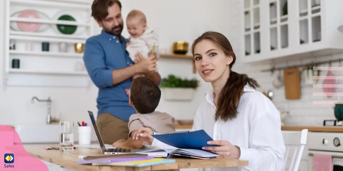 eine Mutter, die Schwierigkeiten hat, von zu Hause aus zu arbeiten und Anrufe entgegenzunehmen, während sie sich um ihr Kind kümmert