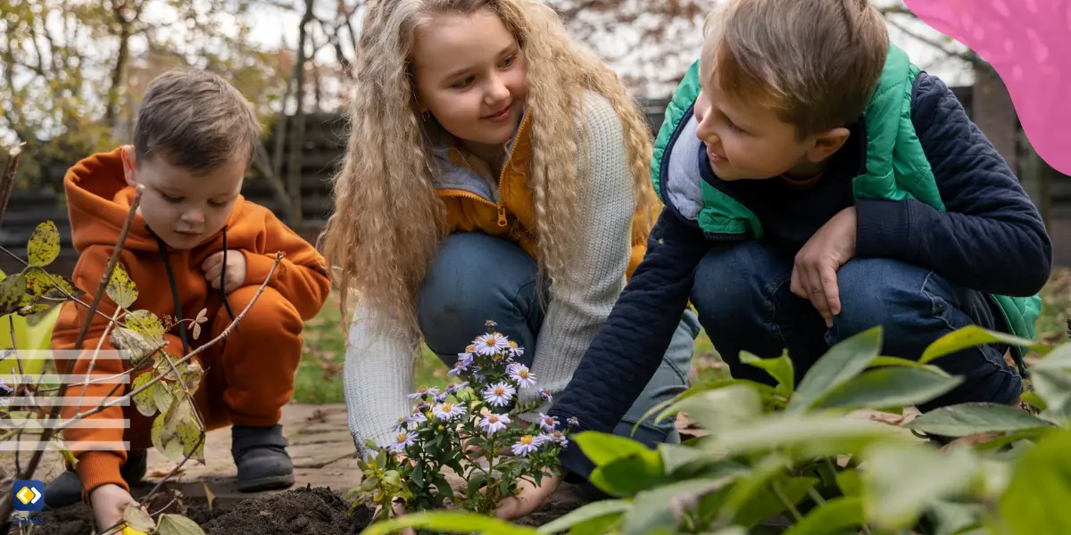 eine Gruppe von Kindern, die Spaß in der Natur haben, zusammen laufen und das sonnige Wetter genießen