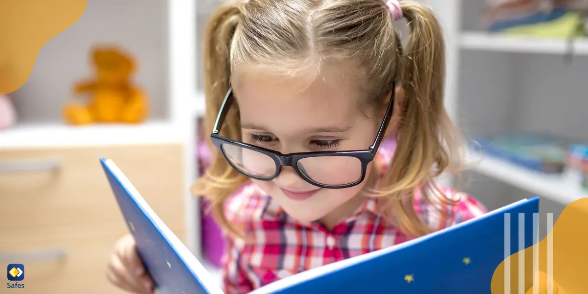 ein junges Mädchen, das mit Brille liest und in jungen Jahren ein Buch liest