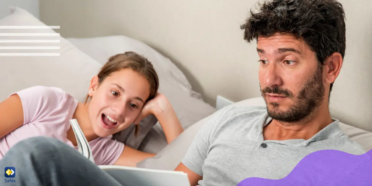Ein besorgter Vater und seine Tochter schauen gemeinsam auf ein Tablet und unterstreichen die Sorgen der Eltern über die Online-Aktivitäten und die Bildschirmzeit ihrer Kinder