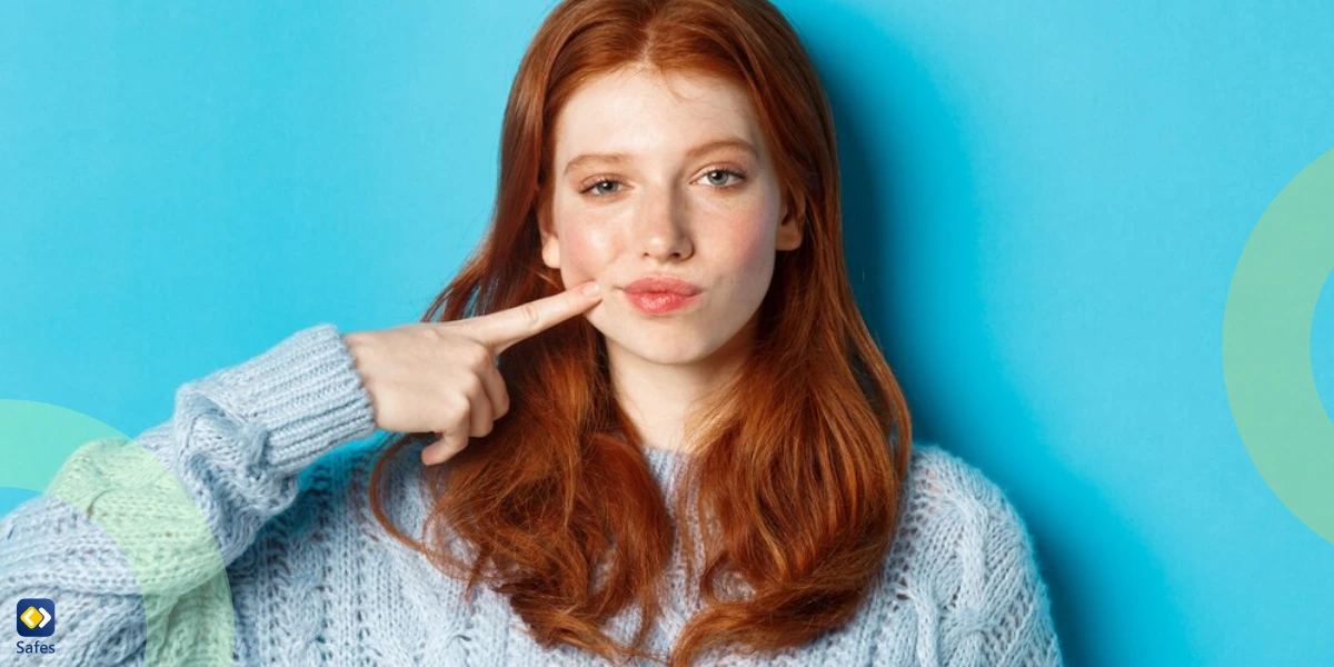 girl point at jaw mewing